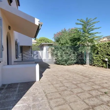 Ciro, 3 Camere, Giardino E Parcheggio, A 50 M Dal Mare! By Alfareal